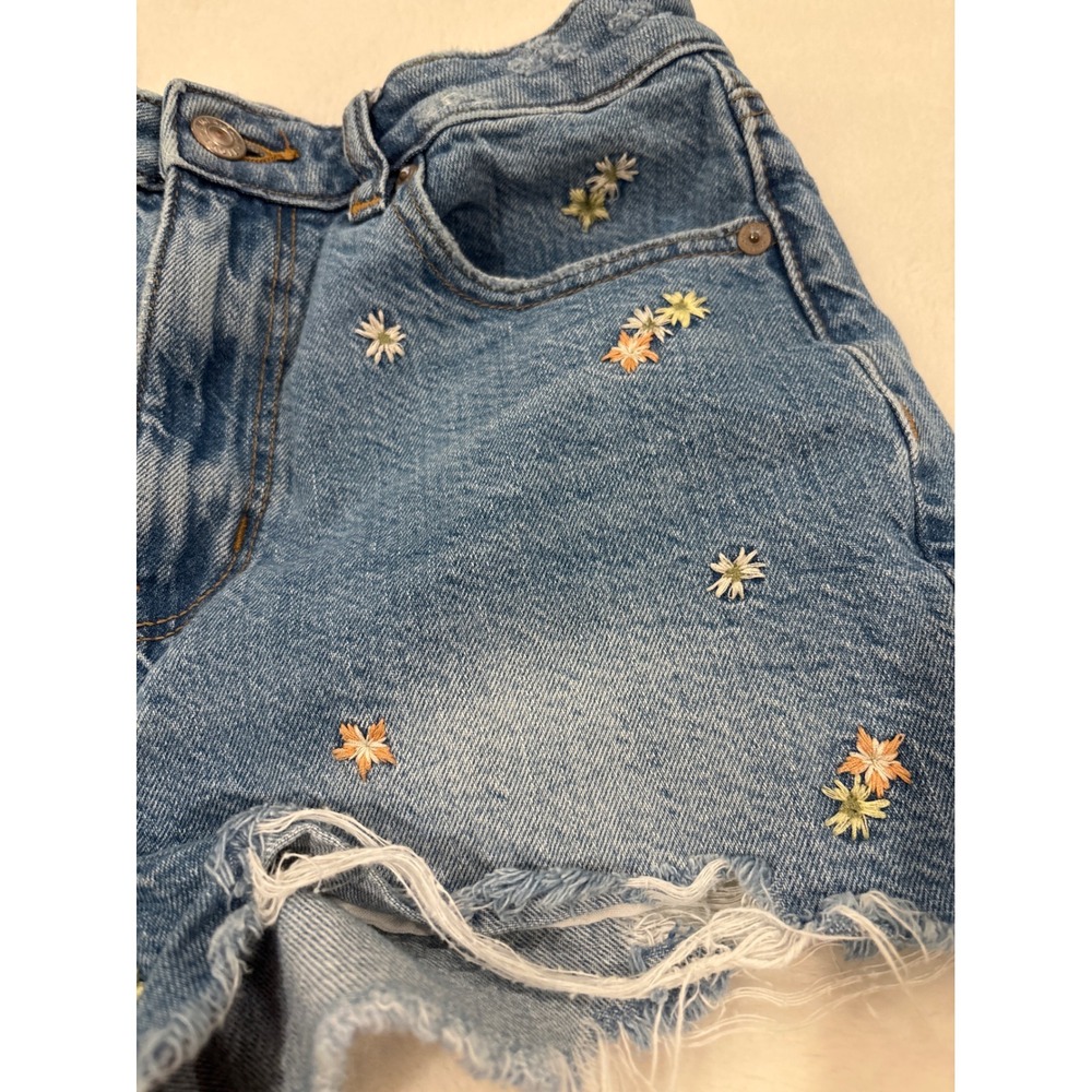 American Eagle Floral Embroidered Distressed Denim Shorts Blue Size 2 High Rise - Picture 2 of 5
